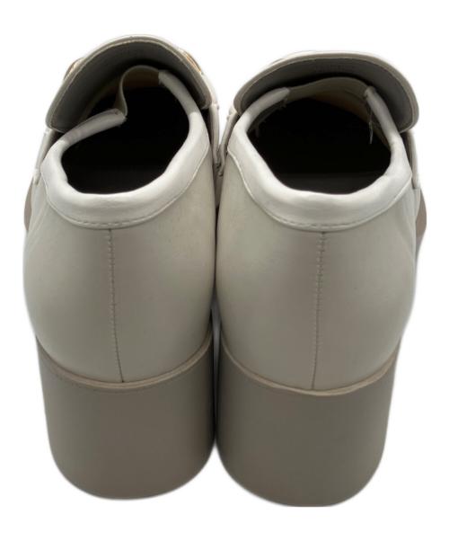 あしながおじさん（アシナガオジサン）あしながおじさん (アシナガオジサン) 厚底チェーンローファー ホワイト サイズ:24.5の古着・服飾アイテム