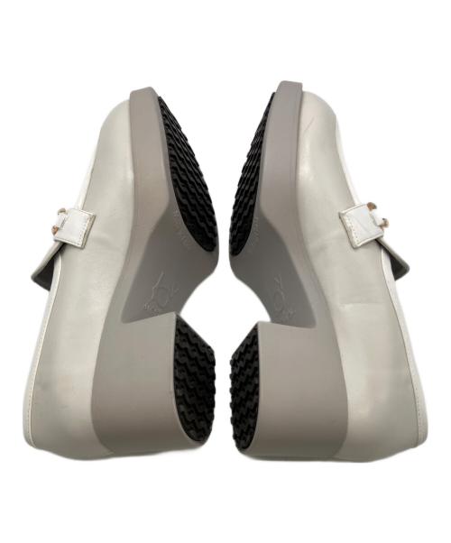 あしながおじさん（アシナガオジサン）あしながおじさん (アシナガオジサン) 厚底チェーンローファー ホワイト サイズ:24.5の古着・服飾アイテム