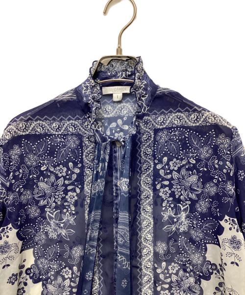 NARA CAMICIE（ナラカミーチェ）NARA CAMICIE (ナラカミーチェ) パネルプリントスタンドフリルボウタイブラウス ブルー サイズ:1の古着・服飾アイテム