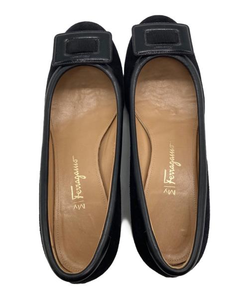 Salvatore Ferragamo（サルヴァトーレ フェラガモ）Salvatore Ferragamo (サルヴァトーレ フェラガモ) スエードローヒールパンプス ブラック サイズ:7.5の古着・服飾アイテム