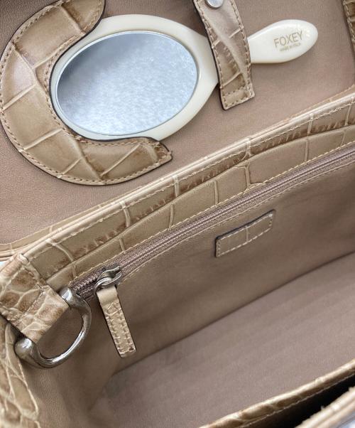 FOXEY NEWYORK（フォクシーニューヨーク）FOXEY NEWYORK (フォクシーニューヨーク) 型押し2WAYバニティバッグ ベージュの古着・服飾アイテム