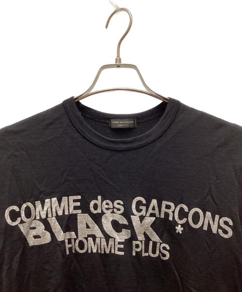 COMME des GARCONS HOMME PLUS（コムデギャルソンオムプリュス）COMME des GARCONS HOMME PLUS (コムデギャルソンオムプリュス) ロゴプリントカットソー ブラック サイズ:表記無しの古着・服飾アイテム