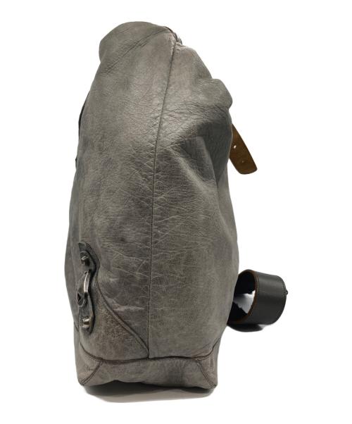 BALENCIAGA（バレンシアガ）BALENCIAGA (バレンシアガ) ザメンズデイショルダーバッグ グレーの古着・服飾アイテム