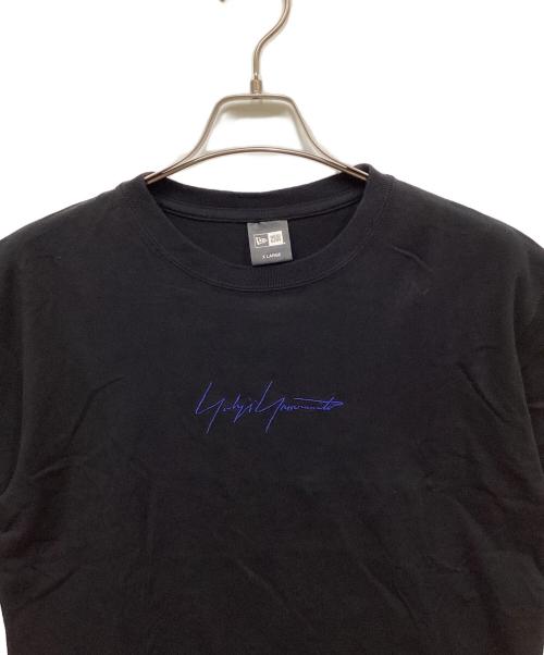 New Era（ニューエラ）New Era (ニューエラ) YOHJI YAMAMOTO (ヨウジヤマモト) ロゴ刺繍Tシャツ ブラック サイズ:XLの古着・服飾アイテム