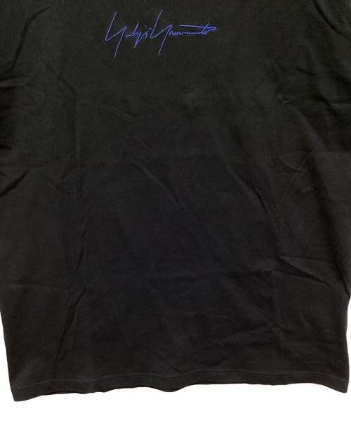 New Era（ニューエラ）New Era (ニューエラ) YOHJI YAMAMOTO (ヨウジヤマモト) ロゴ刺繍Tシャツ ブラック サイズ:XLの古着・服飾アイテム
