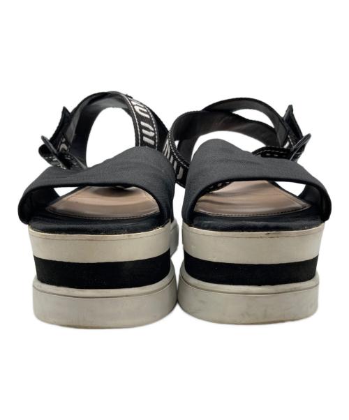 MIU MIU（ミュウミュウ）MIU MIU (ミュウミュウ) 厚底ロゴストラップサンダル ブラック サイズ:38の古着・服飾アイテム