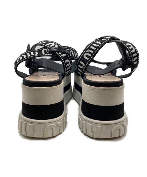MIU MIU（ミュウミュウ）MIU MIU (ミュウミュウ) 厚底ロゴストラップサンダル ブラック サイズ:38の古着・服飾アイテム