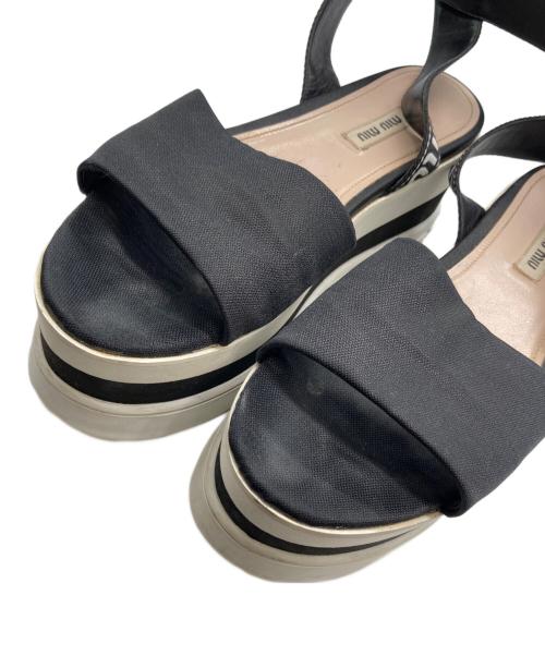 MIU MIU（ミュウミュウ）MIU MIU (ミュウミュウ) 厚底ロゴストラップサンダル ブラック サイズ:38の古着・服飾アイテム