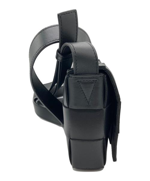BOTTEGA VENETA（ボッテガベネタ）BOTTEGA VENETA (ボッテガベネタ) カセットショルダーバッグ ブラックの古着・服飾アイテム