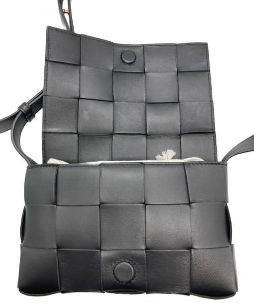 BOTTEGA VENETA（ボッテガベネタ）BOTTEGA VENETA (ボッテガベネタ) カセットショルダーバッグ ブラックの古着・服飾アイテム