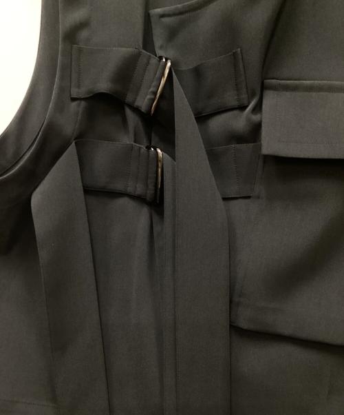 Ujoh（ウジョー）Ujoh (ウジョー) STUDIOUS (ステュディオス) STUDIOUS別注 Pocket W Belted Vest/ポケットダブルベルトベスト ブラック サイズ:3の古着・服飾アイテム