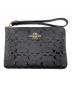 COACH（コーチ）の古着「デボスド シグネチャー パテント レザー コーナー ジップ リストレット」｜ブラック