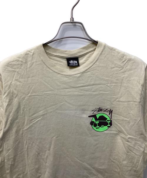 stussy（ステューシー）stussy (ステューシー) SKATEMAN TEE（スケートマンティー） ベージュ サイズ:Mの古着・服飾アイテム