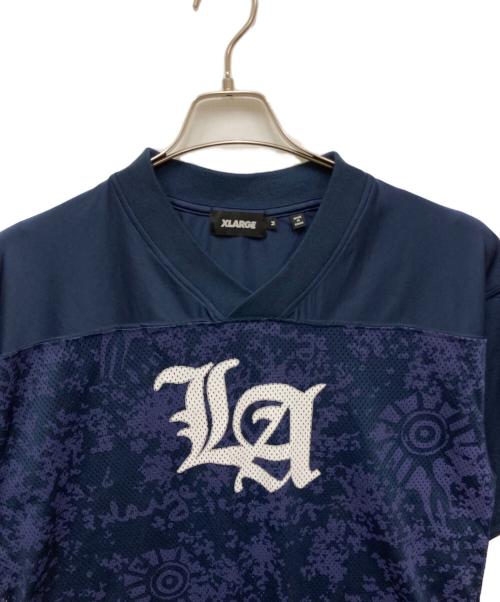 X-LARGE（エクストララージ）X-LARGE (エクストララージ) OLD ENGLISH FOOTBALL JERSEY/オールドイングリッシュフットボールジャージ ネイビー サイズ:Mの古着・服飾アイテム