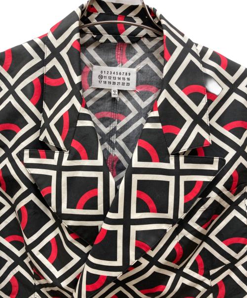 Maison Margiela（メゾンマルジェラ）Maison Margiela (メゾンマルジェラ) 総柄ピークドラペル ダブルジャケット ブラック×レッド サイズ:48の古着・服飾アイテム