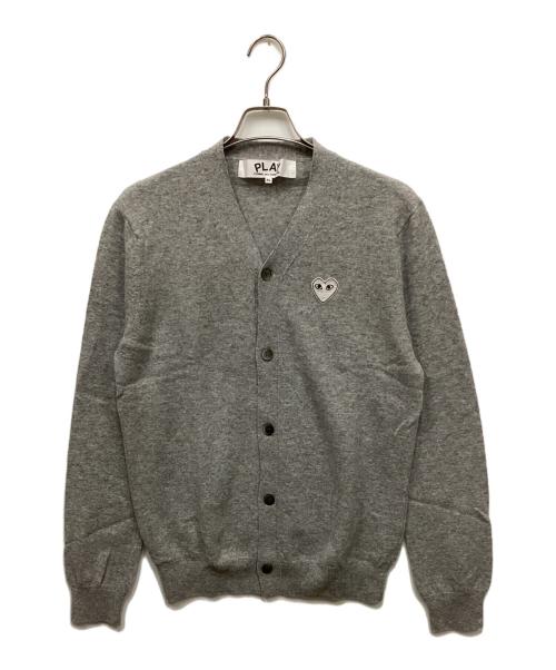 PLAY COMME des GARCONS（プレイコムデギャルソン）PLAY COMME des GARCONS (プレイコムデギャルソン) ワッペンニットカーディガン グレー サイズ:XLの古着・服飾アイテム