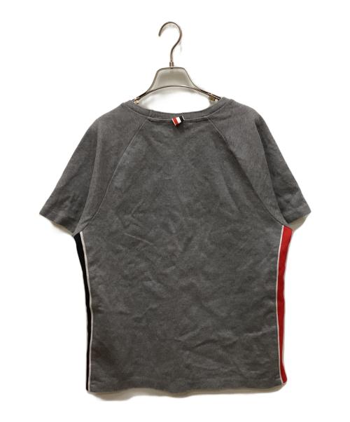 Thom Browne（トムブラウン）Thom Browne (トムブラウン) Interlocking RWB Stripe Short Sleeve Tee/インターロッキングRWBストライプショートスリーブTシャツ グレー サイズ:2の古着・服飾アイテム