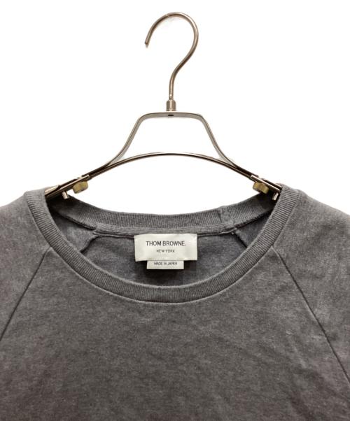 Thom Browne（トムブラウン）Thom Browne (トムブラウン) Interlocking RWB Stripe Short Sleeve Tee/インターロッキングRWBストライプショートスリーブTシャツ グレー サイズ:2の古着・服飾アイテム