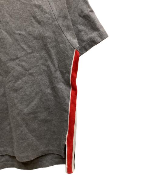 Thom Browne（トムブラウン）Thom Browne (トムブラウン) Interlocking RWB Stripe Short Sleeve Tee/インターロッキングRWBストライプショートスリーブTシャツ グレー サイズ:2の古着・服飾アイテム