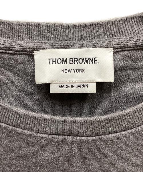 Thom Browne（トムブラウン）Thom Browne (トムブラウン) Interlocking RWB Stripe Short Sleeve Tee/インターロッキングRWBストライプショートスリーブTシャツ グレー サイズ:2の古着・服飾アイテム