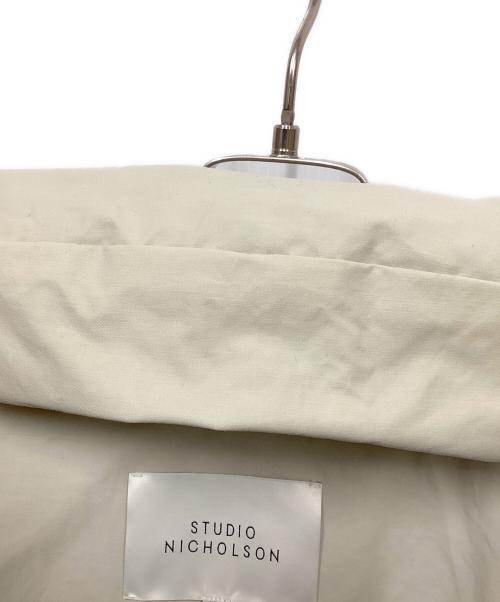 STUDIO NICHOLSON（スタジオ ニコルソン）STUDIO NICHOLSON (スタジオ ニコルソン) BASEL ダウンジャケット ベージュの古着・服飾アイテム