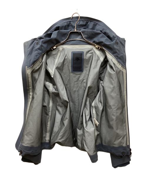 DESCENTE ALLTERRAIN（デザイント オルテライン）Descente ALLTERRAIN (デザイント オルテライン) ゴアテックスシェルジャケット“ZENCHIKEI” ネイビー サイズ:Mの古着・服飾アイテム