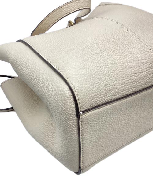 TORY BURCH（トリーバーチ）TORY BURCH (トリーバーチ) マックグロー キャリーオール アイボリーの古着・服飾アイテム