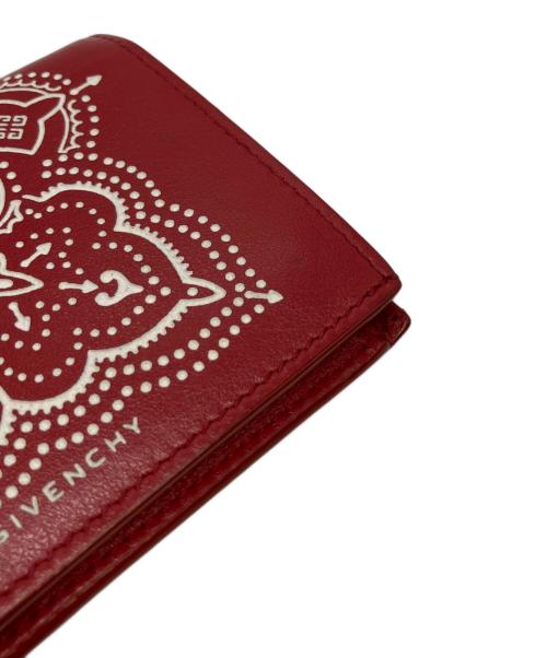 GIVENCHY（ジバンシィ）GIVENCHY (ジバンシィ) Bandana Print Bifold Leather Card Case In Red（バンダナプリントバイフォールドレザーカードケースインレッド） レッドの古着・服飾アイテム