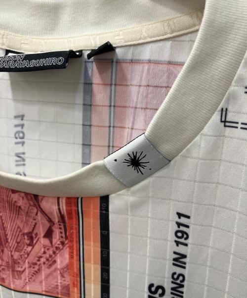 FILA（フィラ）FILA (フィラ) Maison MIHARA YASUHIRO (メゾン ミハラ ヤスヒロ) 総柄Tシャツ アイボリー サイズ:Lの古着・服飾アイテム