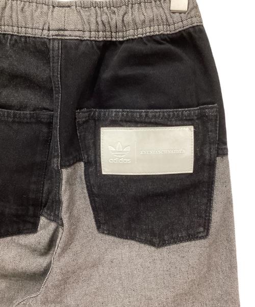 adidas（アディダス）adidas (アディダス) KSENIA SCHNAIDER (クセニア シュナイダー) パッチワークデニムパンツ グレー サイズ:2XSの古着・服飾アイテム