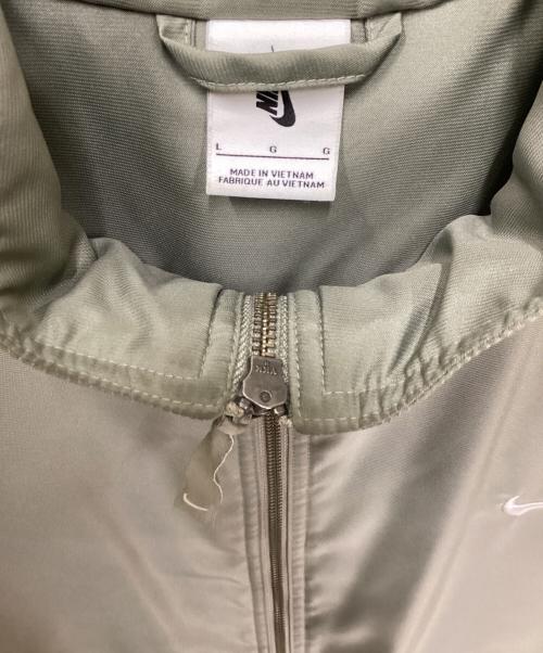 NIKE（ナイキ）NIKE (ナイキ) Solo Swoosh Satin Bomber Jacket/ソロスウッシュサテンボンバージャケット カーキ サイズ:Lの古着・服飾アイテム