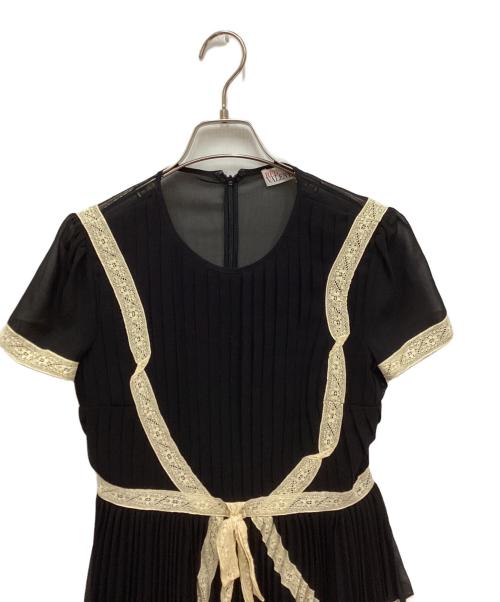 RED VALENTINO（レッドヴァレンティノ）RED VALENTINO (レッドヴァレンティノ) リボンエンブロイダリープリーツワンピース ブラック サイズ:38の古着・服飾アイテム