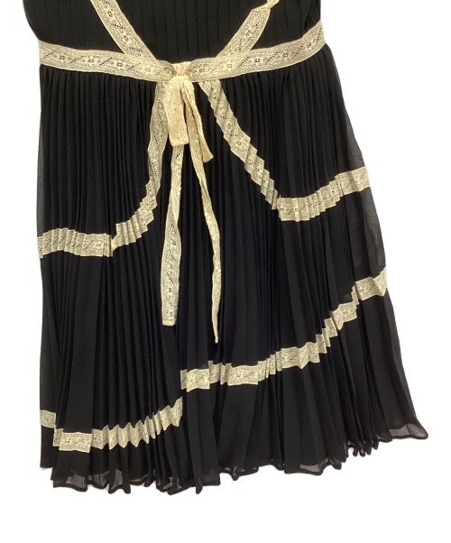 RED VALENTINO（レッドヴァレンティノ）RED VALENTINO (レッドヴァレンティノ) リボンエンブロイダリープリーツワンピース ブラック サイズ:38の古着・服飾アイテム