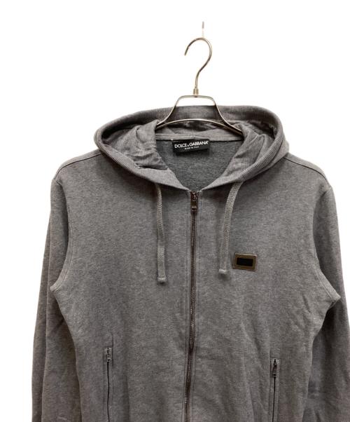 DOLCE & GABBANA（ドルチェ＆ガッバーナ）DOLCE & GABBANA (ドルチェ＆ガッバーナ) ロゴプレートジップパーカー グレー サイズ:50の古着・服飾アイテム