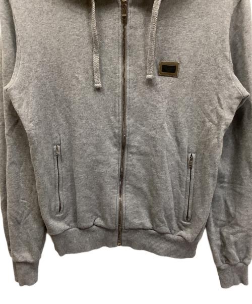 DOLCE & GABBANA（ドルチェ＆ガッバーナ）DOLCE & GABBANA (ドルチェ＆ガッバーナ) ロゴプレートジップパーカー グレー サイズ:50の古着・服飾アイテム