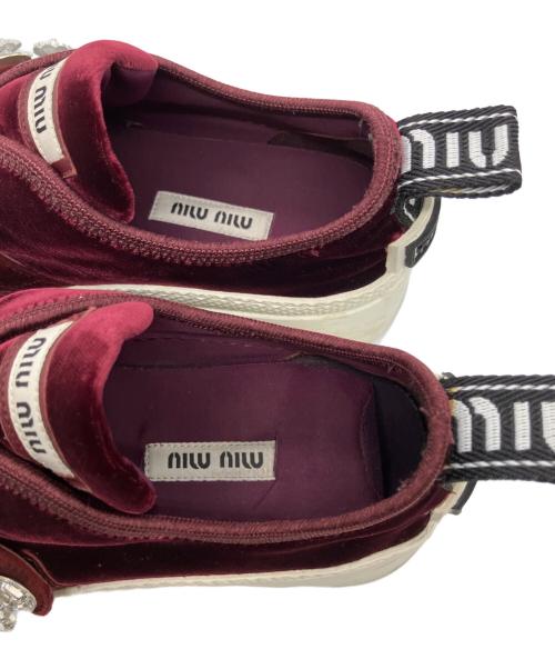 MIU MIU（ミュウミュウ）MIU MIU (ミュウミュウ) ビジューベロアスニーカー ボルドー サイズ:36の古着・服飾アイテム