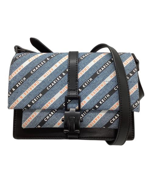 CHARLES & KEITH（チャールズアンドキース）CHARLES & KEITH (チャールズアンドキース) デニム ストライプバックル クロスボディバッグ ブラック×ブルーの古着・服飾アイテム