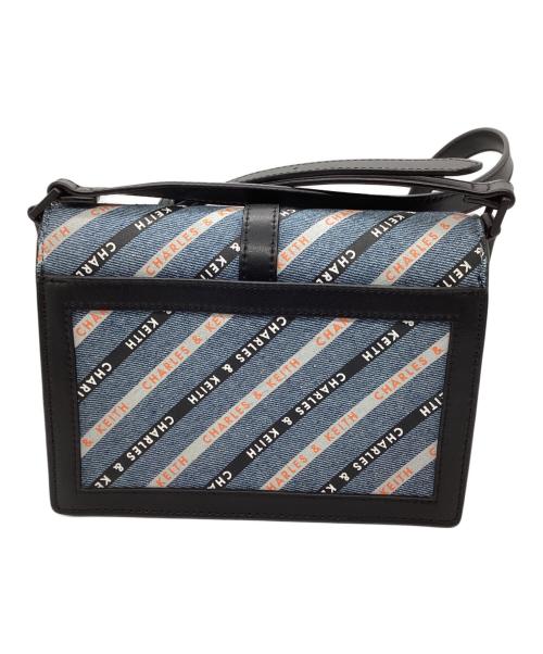 CHARLES & KEITH（チャールズアンドキース）CHARLES & KEITH (チャールズアンドキース) デニム ストライプバックル クロスボディバッグ ブラック×ブルーの古着・服飾アイテム