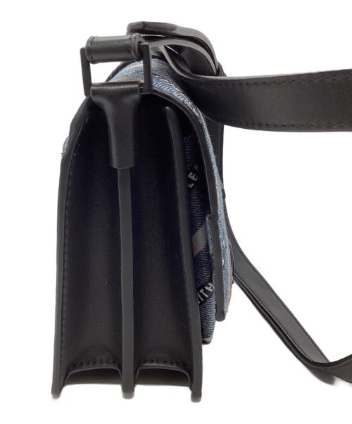 CHARLES & KEITH（チャールズアンドキース）CHARLES & KEITH (チャールズアンドキース) デニム ストライプバックル クロスボディバッグ ブラック×ブルーの古着・服飾アイテム