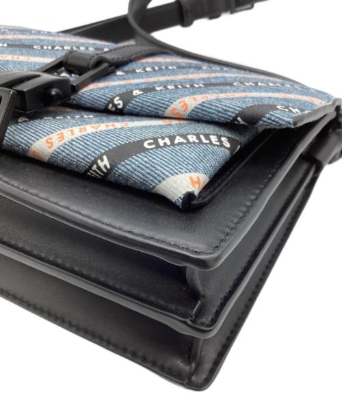 CHARLES & KEITH（チャールズアンドキース）CHARLES & KEITH (チャールズアンドキース) デニム ストライプバックル クロスボディバッグ ブラック×ブルーの古着・服飾アイテム