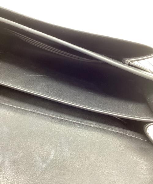 CHARLES & KEITH（チャールズアンドキース）CHARLES & KEITH (チャールズアンドキース) デニム ストライプバックル クロスボディバッグ ブラック×ブルーの古着・服飾アイテム