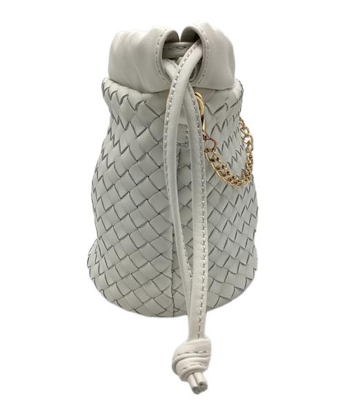 innue（イヌエ）INNUE (イヌエ) Drawstring bag / イントレチャートハンドバッグ ホワイトの古着・服飾アイテム