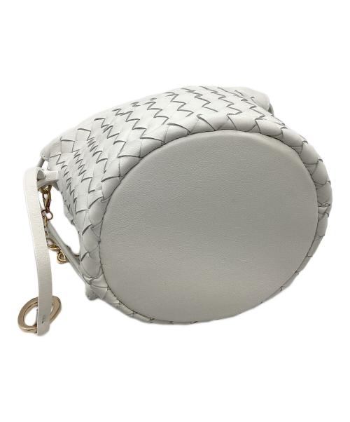 innue（イヌエ）INNUE (イヌエ) Drawstring bag / イントレチャートハンドバッグ ホワイトの古着・服飾アイテム