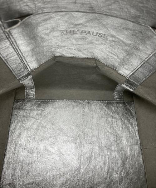 THE PAUSE（ザポーズ）THE PAUSE (ザポーズ) ペーパートートバッグ M シルバーの古着・服飾アイテム