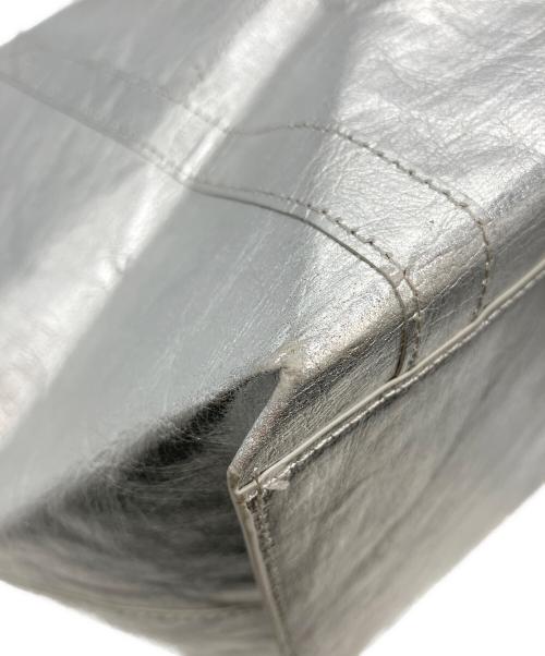 THE PAUSE（ザポーズ）THE PAUSE (ザポーズ) ペーパートートバッグ M シルバーの古着・服飾アイテム