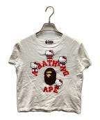 A BATHING APE×HELLO KITTYアベイシングエイプ×ハローキティ）の古着「COLLEGE MINI TEE/カレッジミニTシャツ」｜ホワイト