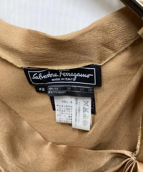 Salvatore Ferragamo（サルヴァトーレ フェラガモ）Salvatore Ferragamo (サルヴァトーレ フェラガモ) シルクノースリーブブラウス ベージュ サイズ:42の古着・服飾アイテム