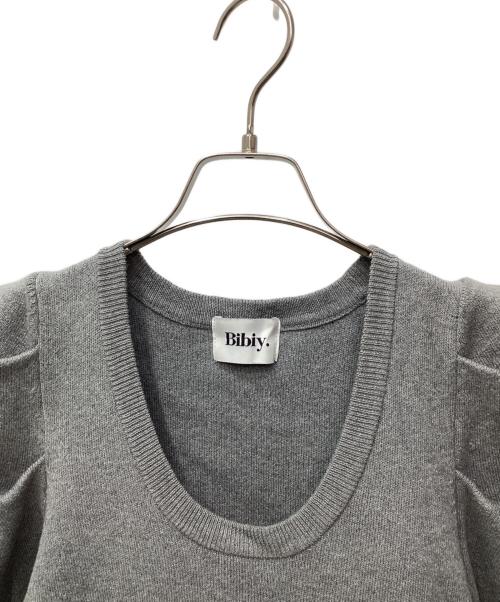 Bibiy.（ビビィ）Bibiy. (ビビィ) AMELIE PEPURAMU KNIT　(アメリ ペプラム ニット) グレー サイズ:FREEの古着・服飾アイテム