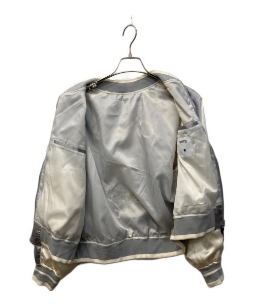 CONVERSE TOKYO（コンバーストウキョウ）CONVERSE TOKYO (コンバーストウキョウ) SATIN SHORT SOUVENIR JACKET/サテンショートスーベニアジャケット アイボリー×シルバー サイズ:記載なし(実寸参照)の古着・服飾アイテム