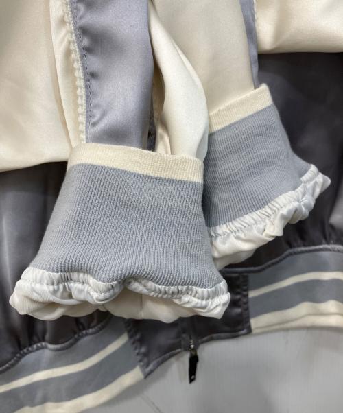CONVERSE TOKYO（コンバーストウキョウ）CONVERSE TOKYO (コンバーストウキョウ) SATIN SHORT SOUVENIR JACKET/サテンショートスーベニアジャケット アイボリー×シルバー サイズ:記載なし(実寸参照)の古着・服飾アイテム